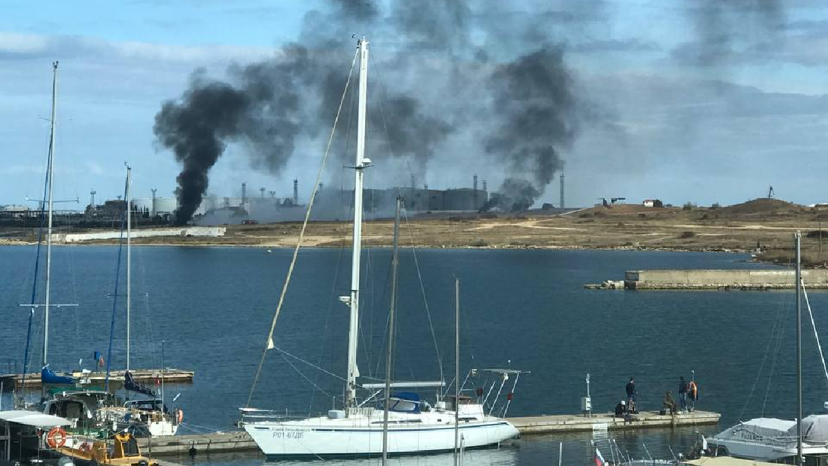 Пошкоджено фрегат чи тренування мобілізованих: у Севастополі було кілька вибухів біля бухти, які є версії інциденту | ОНОВЛЕНО